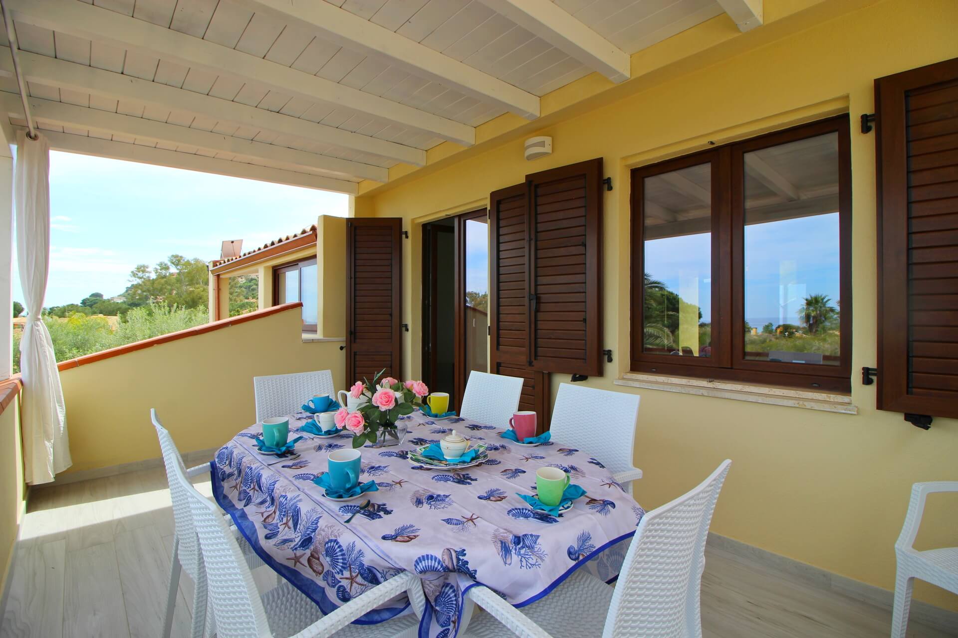 Veranda della Casa Corina con tavolo da pranzo e vista sulla natura circostante